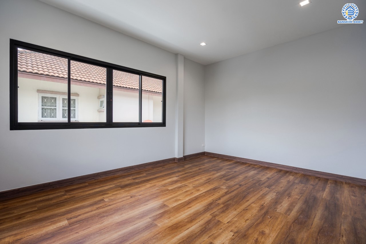 บ้านมือสองตกแต่งใหม่ ม.บ้านชมเพลิน เพชรเกษม หลังมุม เนื้อที่ 122 ตร.ว. ฟังก์ชันครบ 3 ห้องนอน 3 ห้องน้ำ 1 ห้องอเนกประสงค์ 2 ที่จอดรถ บนทำเลศักยภาพ เชื่อมต่อหลายเส้นทาง ใกล้เดอะมอลล์บางแค และรถไฟฟ้าสายสีน้ำเงิน "สถานีหลักสอง" รายล้อมด้วยสิ่งอำนวยความสะดวกครบครัน